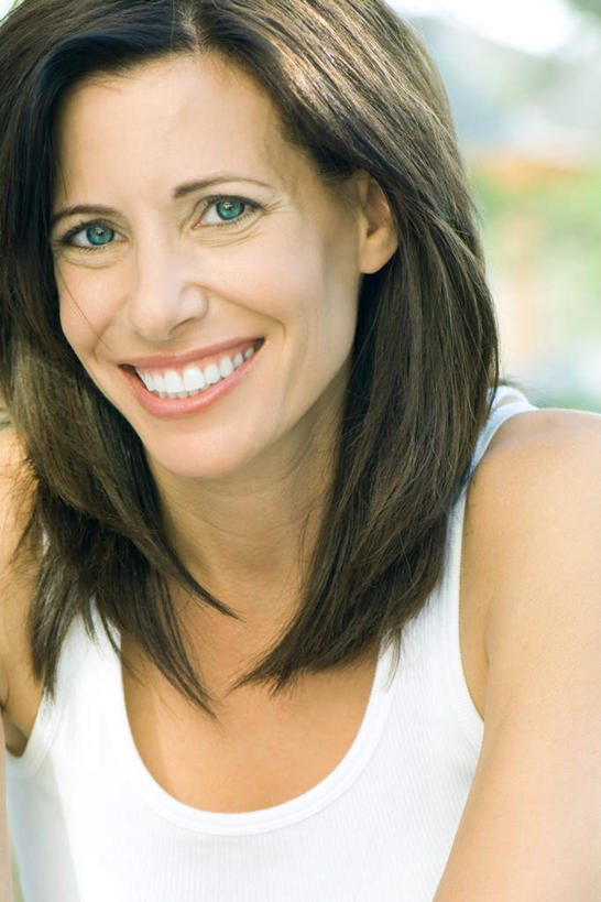 西方人,一个人,笑,微笑,露齿笑,竖图,室外,特写,白天,正面,树林,植物,欧洲,欧洲人,仅一个年轻女性,仅一个女性,仅一个人,朦胧,模糊,注视,树,树木,蓝色,绿色,蓝天,天空,自然,天,观察,看,凝视,生长,成长,查看,注意,关注,年轻女性,女人,女性,白种人,半身,彩图