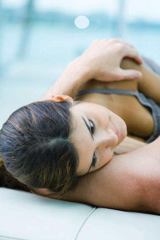 西方人,两个人,夫妻,躺,竖图,俯视,室内,白天,爱情,床,卧室,欧洲,欧洲人,双人床,床单,浪漫,被子,相视,面对面,恩爱,恋人,对视,被单,相对,相看,卧着,男人,男性,年轻男性,年轻女性,女人,女性,白种人,情侣,躺着,卧,半身,彩图,高角度拍摄,睡房,卧房,伴侣