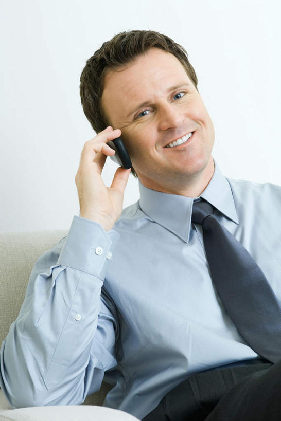 西方人,一个人,商务人士,商务男性,坐,笑,打电话,微笑,露齿笑,竖图,室内,白天,正面,衬衫,电话,手机,欧洲,欧洲人,仅一个男性,仅一个人,套装,拿,拿着,通讯设备,仅一个年轻男性,商务装,工薪阶层,交流,男人,男性,年轻男性,白种人,白领,上班族,沟通,通话,坐着,半身,彩图,衬衣