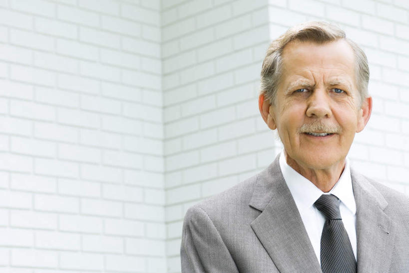 西方人,胡须,一个人,商务人士,商务男性,站,笑,微笑,横图,室外,白天,正面,衬衫,欧洲,欧洲人,仅一个男性,仅一个人,套装,墙,墙壁,墙面,站着,仅一个老年男性,商务装,工薪阶层,老年男性,男人,男性,白种人,胡子,小胡子,白领,上班族,站立,半身,彩图,衬衣