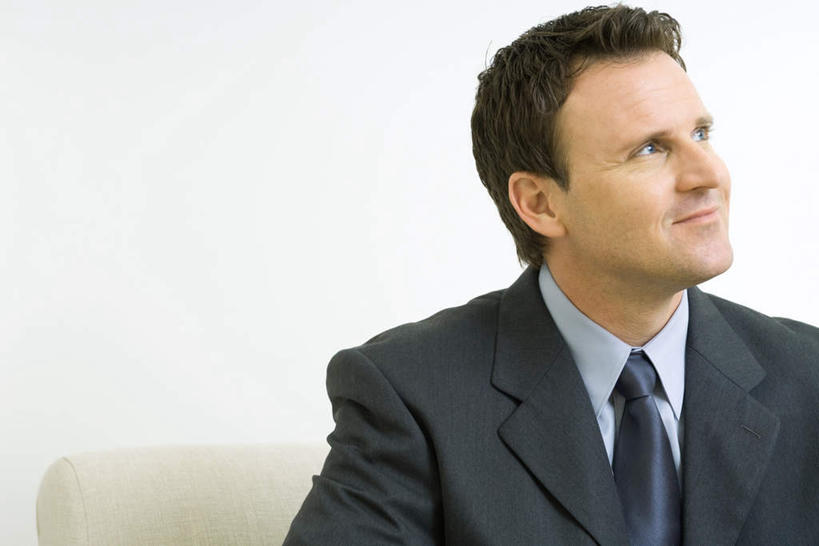 西方人,一个人,商务人士,商务男性,商务女性,坐,笑,微笑,横图,室内,白天,正面,衬衫,沙发,欧洲,欧洲人,仅一个男性,仅一个人,套装,墙,墙壁,墙面,仅一个年轻男性,商务装,工薪阶层,男人,男性,年轻男性,白种人,白领,上班族,抬头,仰头,坐着,半身,彩图,衬衣,皮沙发