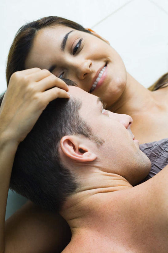 西方人,两个人,夫妻,躺,摸,竖图,俯视,室内,白天,爱情,欧洲,欧洲人,抚摸,墙,浪漫,墙壁,墙面,恩爱,恋人,卧着,男人,男性,年轻男性,年轻女性,女人,女性,白种人,情侣,触摸,接触,躺着,卧,半身,彩图,高角度拍摄,伴侣