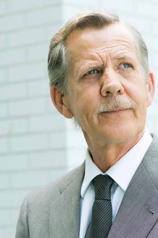 西方人,一个人,商务人士,商务男性,站,竖图,室外,白天,正面,衬衫,欧洲,欧洲人,仅一个男性,仅一个人,套装,注视,看,站着,仅一个老年男性,关注,商务装,工薪阶层,老年男性,男人,男性,白种人,白领,上班族,抬头,仰头,站立,半身,彩图,衬衣