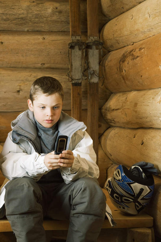 西方人,儿童,一个人,家,木屋,坐,竖图,室内,白天,正面,纯洁,手机,欧洲,欧洲人,仅一个男性,仅一个人,拿,拿着,通讯设备,住宅,小孩,看,仅一个小孩,可爱,童年,童趣,童真,烂漫,无邪,天真,男孩,男人,男性,白种人,孩子,坐着,半身,彩图,茅舍,茅屋,棚屋,小木屋,小屋,男生