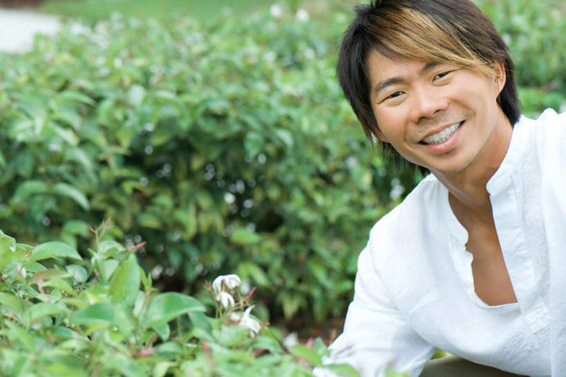 东方人,一个人,站,笑,微笑,露齿笑,横图,室内,白天,正面,植物,亚洲,仅一个男性,仅一个人,黄种人,树,树木,仅一个年轻男性,绿色,自然,站着,生长,成长,男人,男性,年轻男性,亚洲人,站立,半身,彩图