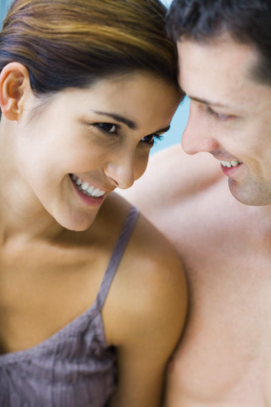 西方人,两个人,夫妻,坐,笑,微笑,露齿笑,竖图,室内,白天,正面,爱情,欧洲,欧洲人,浪漫,裸露,恩爱,恋人,裸,男人,男性,年轻男性,年轻女性,女人,女性,白种人,情侣,坐着,半身,彩图,伴侣