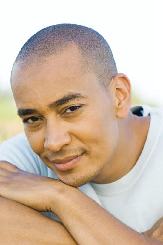 西方人,一个人,站,笑,微笑,竖图,室外,白天,正面,欧洲,欧洲人,仅一个男性,仅一个人,仅一个年轻男性,站着,男人,男性,年轻男性,白种人,站立,半身,彩图