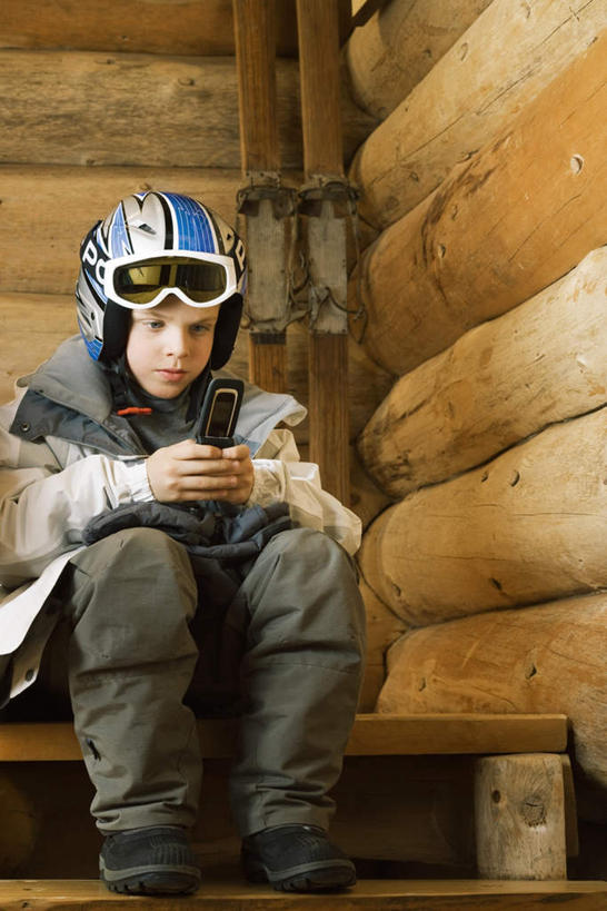 西方人,儿童,一个人,家,木屋,坐,竖图,室内,白天,正面,纯洁,帽子,手机,欧洲,欧洲人,仅一个男性,仅一个人,拿,拿着,通讯设备,住宅,小孩,安全帽,仅一个小孩,可爱,童年,童趣,童真,烂漫,无邪,天真,男孩,男人,男性,白种人,孩子,坐着,彩图,全身,茅舍,茅屋,棚屋,小木屋,小屋,男生