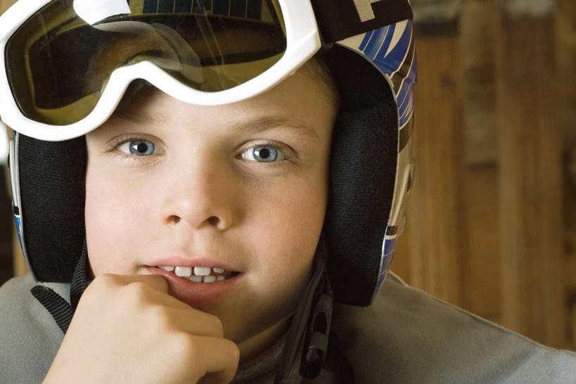 西方人,儿童,一个人,站,横图,室内,白天,正面,纯洁,帽子,欧洲,欧洲人,仅一个男性,仅一个人,撑,墙,托腮,墙壁,墙面,小孩,安全帽,托,站着,仅一个小孩,可爱,童年,童趣,托下巴,童真,烂漫,无邪,天真,男孩,男人,男性,白种人,孩子,站立,半身,彩图,男生