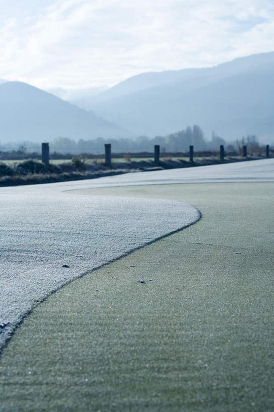 无人,竖图,室外,白天,正面,旅游,度假,美景,山,道路,路,公路,景观,山峰,云,云朵,交通,山峦,云彩,娱乐,蓝色,白云,蓝天,天空,自然,天,享受,休闲,景色,放松,自然风光,马路,彩图