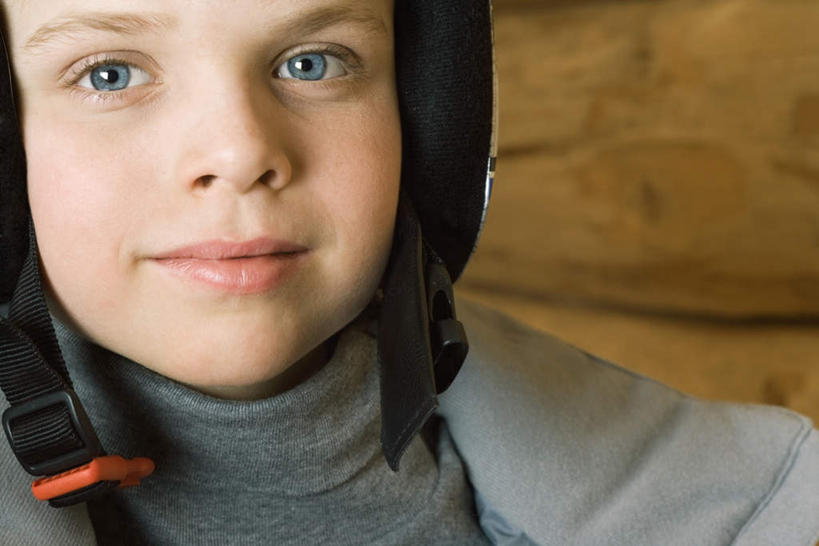 西方人,儿童,脸,头,脸颊,一个人,笑,微笑,横图,室外,特写,白天,正面,毛衣,纯洁,帽子,欧洲,欧洲人,仅一个男性,仅一个人,墙,注视,墙壁,墙面,小孩,安全帽,看,仅一个小孩,可爱,童年,童趣,童真,烂漫,无邪,天真,男孩,男人,男性,白种人,孩子,头部,脸部,脸蛋,面部,半身,彩图,绒衣,套衫,套头毛衣,线衣,男生