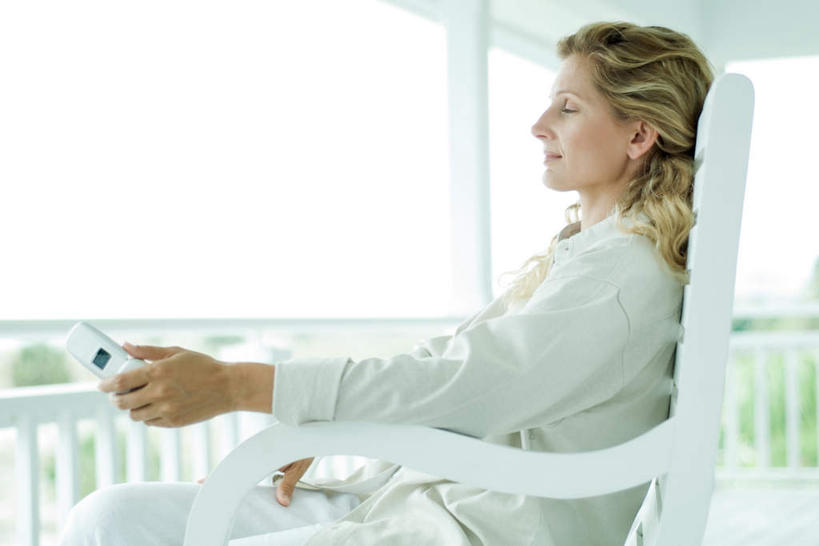 西方人,一个人,栏杆,露台,躺,闭眼,笑,打电话,微笑,横图,室外,白天,侧面,植物,阳台,电话,手机,椅子,欧洲,欧洲人,仅一个年轻女性,仅一个女性,仅一个人,握,柱子,木椅,躺椅,屋檐,围栏,拿,拿着,通讯设备,护栏,檐,树,树木,蓝色,绿色,蓝天,天空,自然,天,握着,生长,成长,一部,卧着,交流,年轻女性,女人,女性,白种人,闭眼睛,闭着眼,闭着眼睛,沟通,躺着,通话,卧,半身,彩图,露天阳台