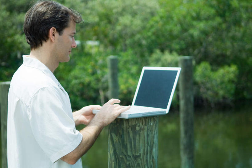 西方人,一个人,站,笑,微笑,横图,室外,白天,侧面,衬衫,电脑,笔记本电脑,河流,水,植物,欧洲,欧洲人,仅一个男性,仅一个人,敲打,阴影,光线,网络,影子,河水,水流,拿,拿着,注视,输入,通讯设备,树,树木,仅一个年轻男性,绿色,阳光,自然,打字,低头,看,站着,生长,成长,点击,一台,敲击,无线,通信设备,无线网络,无线上网,便携式电脑,按键,手提电脑,男人,男性,年轻男性,白种人,站立,半身,彩图,衬衣