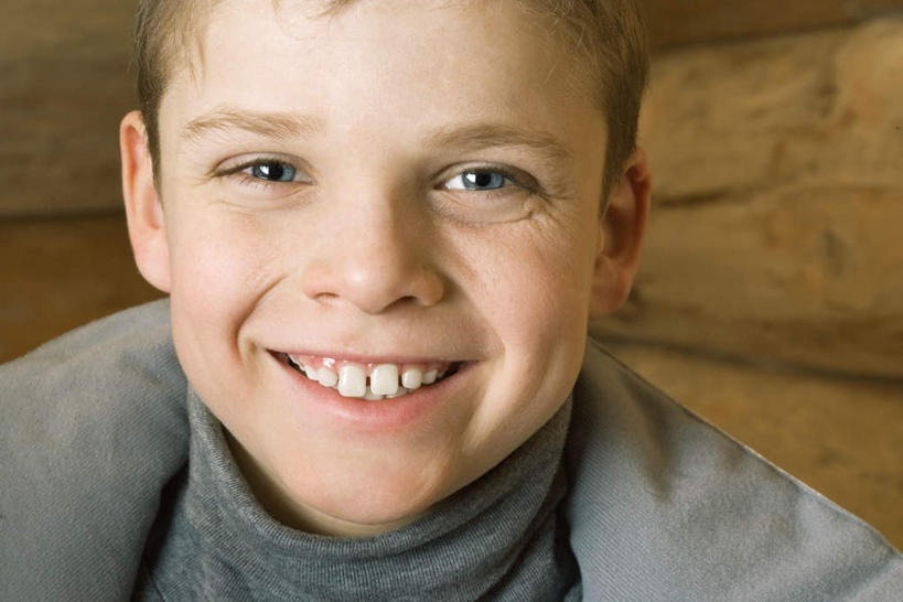 西方人,儿童,脸,头,脸颊,一个人,笑,微笑,露齿笑,横图,室外,特写,白天,正面,毛衣,纯洁,欧洲,欧洲人,仅一个男性,仅一个人,墙,注视,墙壁,墙面,小孩,看,仅一个小孩,可爱,童年,童趣,愉悦,童真,烂漫,无邪,天真,男孩,男人,男性,白种人,孩子,头部,脸部,脸蛋,面部,半身,彩图,绒衣,套衫,套头毛衣,线衣,男生