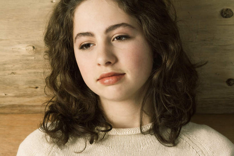 西方人,儿童,头发,一个人,坐,笑,微笑,横图,室外,特写,白天,正面,毛衣,纯洁,欧洲,欧洲人,仅一个女性,仅一个人,阴影,影子,墙,依靠,注视,墙壁,墙面,小孩,黄色,低头,看,仅一个小孩,可爱,童年,童趣,童真,烂漫,无邪,天真,女孩,女人,女性,白种人,孩子,坐着,半身,彩图,绒衣,套衫,套头毛衣,线衣,女生