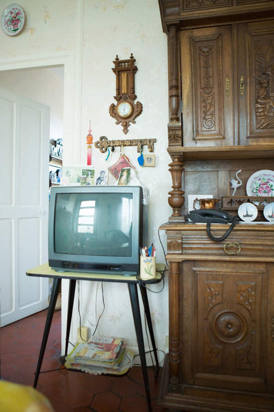 无人,家,客厅,打电话,竖图,室内,白天,正面,柜子,家具,装修,建筑,餐具,电话,电视,装饰,时间,瓷砖,地砖,碟子,盘,时钟,房屋,墙,屋子,公寓,地面,古典,通讯设备,建设,装潢,洋房,楼房,墙壁,墙面,住宅,装饰品,盘子,话筒,工艺品,橱柜,碟,挂钟,室内装潢,中式,表,电话线,明亮,起居室,舒适,家居装潢,房屋设计,室内设计,宽敞,一部,样板房装潢,交流,设计,电话机,电视机,钟,沟通,通话,彩图,房子