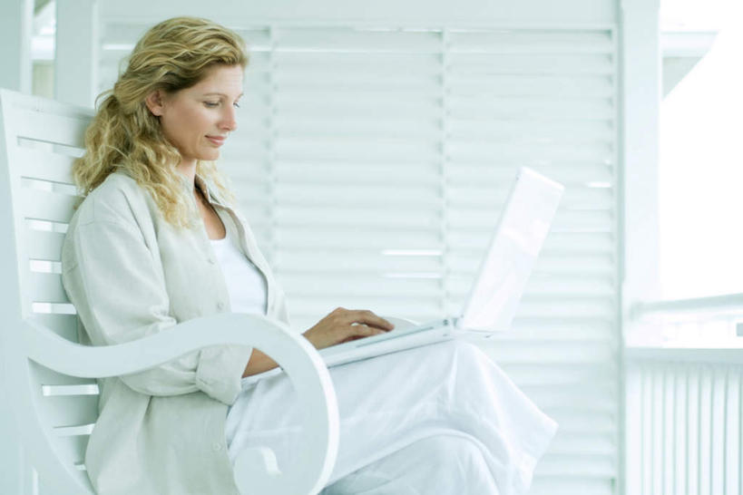 西方人,头发,一个人,栏杆,露台,坐,笑,微笑,横图,室外,白天,侧面,电脑,笔记本电脑,阳台,椅子,欧洲,欧洲人,仅一个年轻女性,仅一个女性,仅一个人,敲打,阴影,光线,网络,影子,木椅,躺椅,围栏,注视,输入,通讯设备,护栏,黄色,阳光,打字,低头,看,点击,一台,敲击,无线,通信设备,无线网络,无线上网,便携式电脑,按键,手提电脑,年轻女性,女人,女性,白种人,坐着,半身,彩图,露天阳台