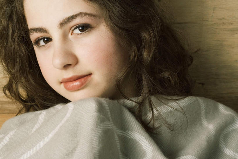 西方人,儿童,头发,一个人,坐,笑,微笑,横图,室外,特写,白天,正面,纯洁,欧洲,欧洲人,仅一个女性,仅一个人,阴影,毯子,影子,墙,依靠,注视,墙壁,墙面,小孩,黄色,看,仅一个小孩,可爱,童年,童趣,童真,烂漫,无邪,天真,女孩,女人,女性,白种人,孩子,坐着,半身,彩图,女生