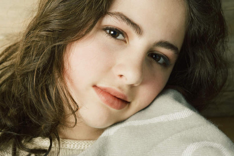 西方人,儿童,头发,一个人,笑,微笑,横图,室外,特写,白天,正面,纯洁,欧洲,欧洲人,仅一个女性,仅一个人,阴影,毯子,影子,墙,注视,墙壁,墙面,小孩,黄色,看,仅一个小孩,可爱,童年,童趣,童真,烂漫,无邪,天真,女孩,女人,女性,白种人,孩子,半身,彩图,女生