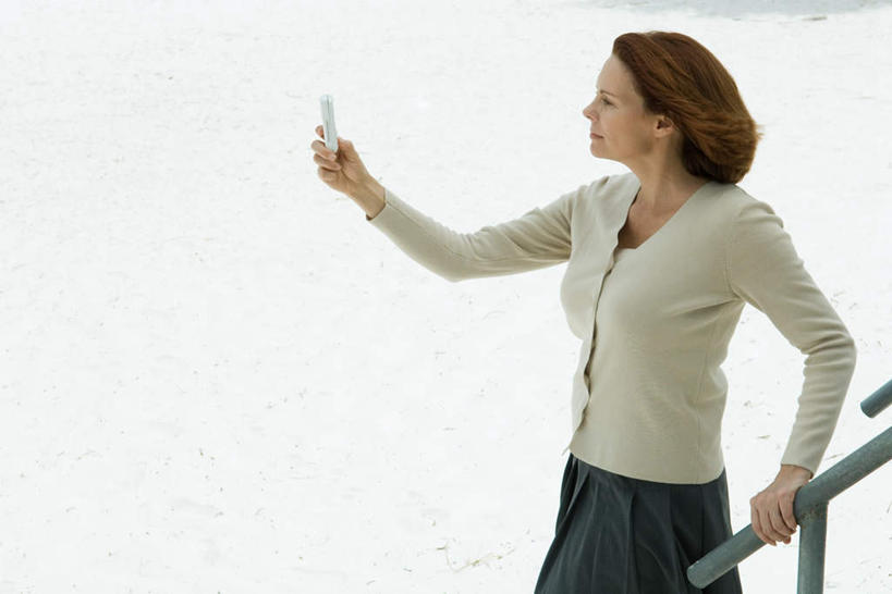 西方人,头发,一个人,栏杆,站,举,笑,打电话,微笑,横图,俯视,室外,白天,电话,手机,欧洲,欧洲人,仅一个年轻女性,仅一个女性,仅一个人,撑,敲打,围栏,地面,注视,输入,通讯设备,护栏,黄色,打字,扶,看,托,站着,点击,敲击,撑着,一部,交流,按键,年轻女性,女人,女性,白种人,沟通,举起,举手,举着,通话,向上举,向上伸,向上托,站立,半身,彩图,高角度拍摄