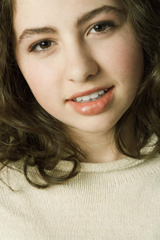 西方人,儿童,脸,头,脸颊,头发,一个人,笑,微笑,竖图,室外,特写,白天,正面,毛衣,纯洁,欧洲,欧洲人,仅一个女性,仅一个人,注视,小孩,黄色,看,仅一个小孩,可爱,童年,童趣,童真,烂漫,无邪,天真,女孩,女人,女性,白种人,孩子,头部,脸部,脸蛋,面部,半身,彩图,绒衣,套衫,套头毛衣,线衣,女生