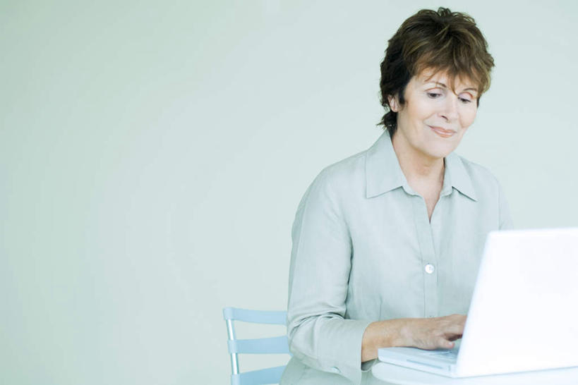 西方人,头发,一个人,坐,笑,微笑,横图,室内,特写,白天,白色背景,正面,衬衫,电脑,笔记本电脑,椅子,欧洲,欧洲人,仅一个女性,仅一个人,敲打,网络,注视,输入,通讯设备,一个,黄色,打字,低头,看,仅一个中年女性,摄影,影棚,单个,点击,一台,敲击,无线,通信设备,无线网络,无线上网,便携式电脑,按键,手提电脑,女人,女性,中年女性,白种人,坐着,半身,彩图,影棚拍摄,衬衣,拍摄