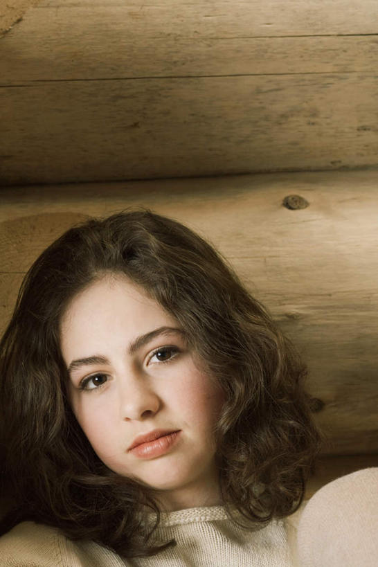 西方人,儿童,脸,头,脸颊,头发,一个人,坐,笑,微笑,竖图,室外,白天,正面,毛衣,纯洁,欧洲,欧洲人,仅一个女性,仅一个人,阴影,影子,墙,依靠,注视,墙壁,墙面,小孩,黄色,看,仅一个小孩,可爱,童年,童趣,童真,烂漫,无邪,天真,女孩,女人,女性,白种人,孩子,头部,脸部,脸蛋,面部,坐着,半身,彩图,绒衣,套衫,套头毛衣,线衣,女生