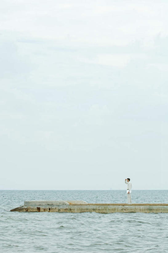 西方人,一个人,站,竖图,室外,白天,侧面,电脑,笔记本电脑,海浪,海洋,欧洲,欧洲人,仅一个男性,仅一个人,网络,浪花,云,云朵,拿,云彩,拿着,注视,通讯设备,仅一个年轻男性,蓝色,白云,蓝天,天空,海水,天,看,站着,伸手,一台,无线,关注,通信设备,无线网络,海景,无线上网,便携式电脑,手提电脑,男人,男性,年轻男性,白种人,大海,风浪,海,海水的波动,近岸浪,涌浪,抬头,仰头,站立,彩图,全身