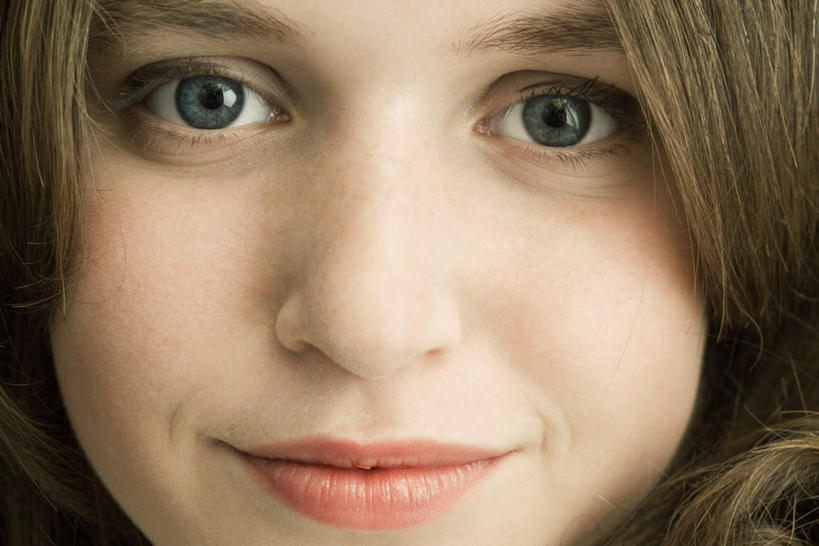 西方人,儿童,脸,头,嘴,脸颊,头发,一个人,笑,微笑,横图,室外,特写,白天,正面,纯洁,欧洲,欧洲人,瞳孔,仅一个女性,仅一个人,注视,小孩,黄色,蓝色,看,仅一个小孩,可爱,童年,童趣,童真,烂漫,无邪,天真,女孩,女人,女性,白种人,孩子,头部,口,口腔,脸部,脸蛋,面部,嘴巴,嘴唇,半身,彩图,女生