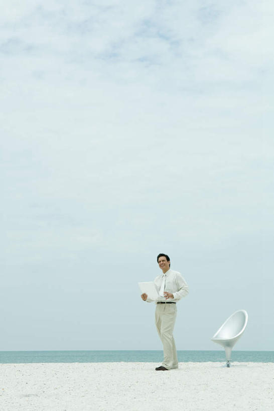 西方人,一个人,站,笑,微笑,露齿笑,竖图,室外,白天,侧面,电脑,笔记本电脑,海浪,海洋,沙滩,椅子,欧洲,欧洲人,仅一个男性,仅一个人,握,网络,沙子,海岸,浪花,云,云朵,沙地,拿,云彩,拿着,注视,通讯设备,仅一个年轻男性,一个,蓝色,白云,蓝天,天空,海水,天,看,站着,握着,单个,一台,无线,关注,通信设备,无线网络,海景,无线上网,便携式电脑,手提电脑,男人,男性,年轻男性,白种人,大海,风浪,海,海水的波动,海滩,近岸浪,涌浪,抬头,仰头,站立,彩图,全身