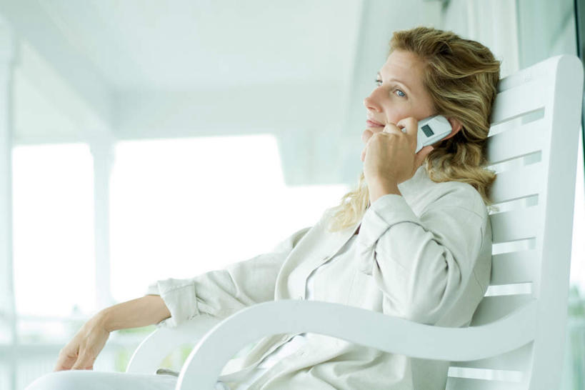 西方人,一个人,栏杆,露台,坐,笑,打电话,微笑,露齿笑,横图,室外,白天,侧面,阳台,电话,手机,椅子,欧洲,欧洲人,仅一个年轻女性,仅一个女性,仅一个人,躺椅,屋檐,围栏,听,依靠,注视,通讯设备,护栏,檐,蓝色,蓝天,天空,天,看,一部,交流,年轻女性,女人,女性,白种人,沟通,通话,坐着,半身,彩图,露天阳台