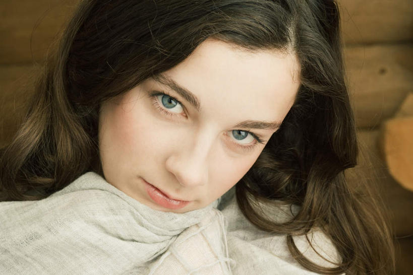 西方人,儿童,脸,头,脸颊,头发,一个人,横图,俯视,室外,特写,白天,毛衣,纯洁,欧洲,欧洲人,仅一个女性,仅一个人,墙,注视,墙壁,墙面,小孩,黄色,看,仅一个小孩,可爱,童年,童趣,童真,烂漫,无邪,天真,女孩,女人,女性,白种人,孩子,头部,脸部,脸蛋,面部,半身,彩图,高角度拍摄,绒衣,套衫,套头毛衣,线衣,女生