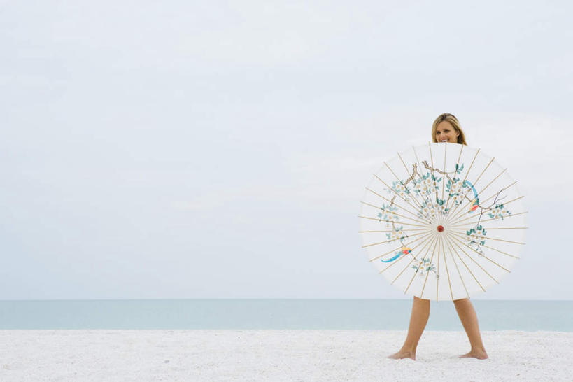 西方人,一个人,站,笑,微笑,横图,室外,白天,侧面,海浪,海洋,沙滩,欧洲,欧洲人,仅一个年轻女性,仅一个女性,仅一个人,撑,阴影,光线,伞,沙子,影子,雨伞,遮阳伞,海岸,浪花,沙地,拿,拿着,注视,阳伞,蓝色,白色,蓝天,天空,阳光,海水,天,看,站着,转头,撑着,海景,年轻女性,女人,女性,白种人,大海,风浪,海,海水的波动,海滩,近岸浪,涌浪,站立,彩图,全身