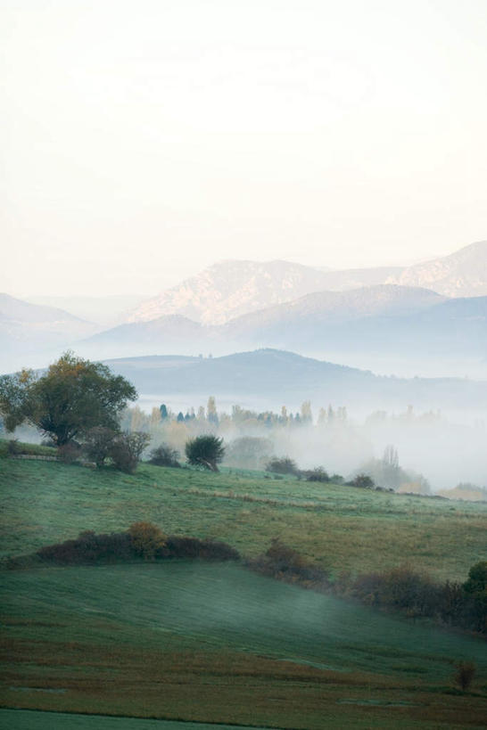 无人,农田,竖图,俯视,室外,白天,旅游,度假,庄稼,草地,草坪,美景,山,山脉,植物,雾,朦胧,模糊,景观,山峰,山峦,娱乐,草,树,树木,蓝色,绿色,蓝天,天空,自然,群山,天,享受,休闲,景色,放松,生长,成长,迷雾,自然风光,大雾,彩图,高角度拍摄,耕地,庄稼田