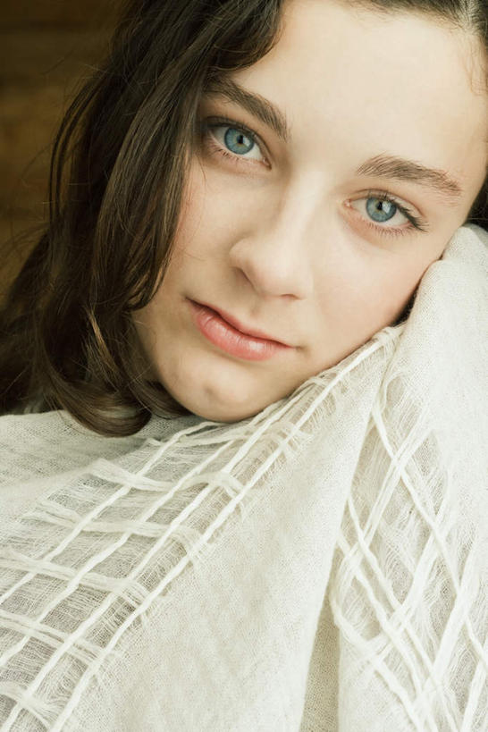 西方人,儿童,脸,头,脸颊,头发,一个人,笑,摸,微笑,竖图,室外,特写,白天,正面,毛衣,纯洁,欧洲,欧洲人,仅一个女性,仅一个人,抚摸,墙,注视,墙壁,墙面,小孩,黄色,看,仅一个小孩,可爱,童年,童趣,童真,烂漫,无邪,天真,女孩,女人,女性,白种人,孩子,头部,脸部,脸蛋,面部,触摸,接触,半身,彩图,绒衣,套衫,套头毛衣,线衣,女生