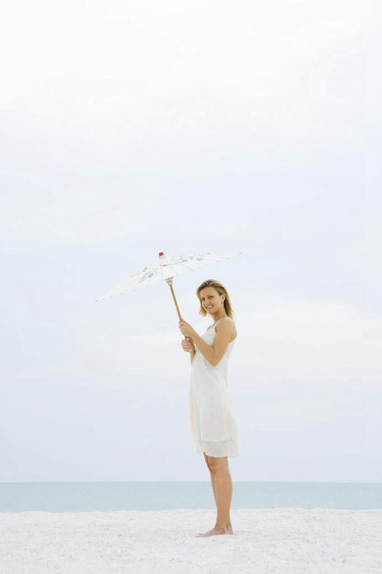 西方人,一个人,站,笑,微笑,竖图,室外,白天,侧面,裙子,海浪,海洋,沙滩,欧洲,欧洲人,仅一个年轻女性,仅一个女性,仅一个人,撑,阴影,连衣裙,光线,伞,沙子,影子,雨伞,遮阳伞,海岸,浪花,沙地,拿,拿着,注视,阳伞,蓝色,白色,蓝天,天空,阳光,海水,天,看,站着,转头,半身裙,吊带裙,撑着,海景,年轻女性,女人,女性,白种人,大海,风浪,海,海水的波动,海滩,近岸浪,涌浪,站立,彩图,全身