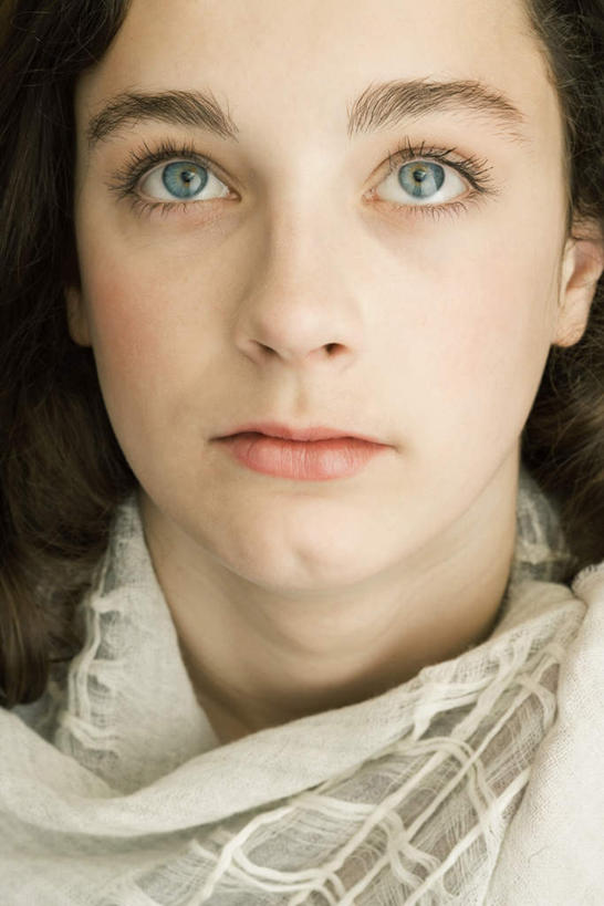 西方人,儿童,脸,头,脸颊,头发,一个人,笑,微笑,竖图,室外,特写,白天,正面,毛衣,纯洁,欧洲,欧洲人,仅一个女性,仅一个人,注视,小孩,黄色,看,仅一个小孩,可爱,童年,童趣,关注,童真,烂漫,无邪,天真,女孩,女人,女性,白种人,孩子,头部,脸部,脸蛋,面部,抬头,仰头,半身,彩图,绒衣,套衫,套头毛衣,线衣,女生