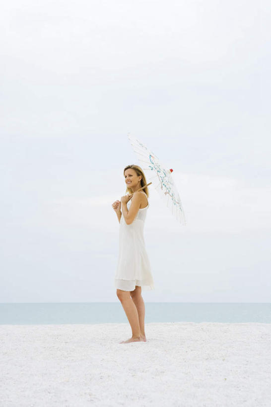 西方人,一个人,站,笑,微笑,竖图,室外,白天,侧面,裙子,海浪,海洋,沙滩,欧洲,欧洲人,仅一个年轻女性,仅一个女性,仅一个人,撑,阴影,连衣裙,光线,伞,沙子,影子,雨伞,遮阳伞,海岸,浪花,沙地,拿,拿着,注视,阳伞,蓝色,白色,蓝天,天空,阳光,海水,天,看,站着,半身裙,吊带裙,撑着,海景,年轻女性,女人,女性,白种人,大海,风浪,海,海水的波动,海滩,近岸浪,涌浪,抬头,仰头,站立,彩图,全身