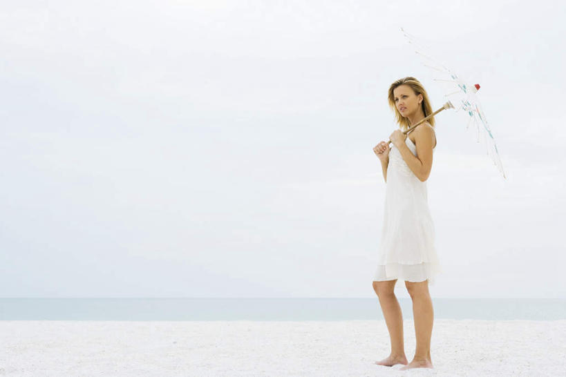 西方人,一个人,站,笑,微笑,横图,室外,特写,白天,侧面,裙子,海浪,海洋,沙滩,欧洲,欧洲人,仅一个年轻女性,仅一个女性,仅一个人,撑,阴影,连衣裙,光线,伞,沙子,影子,雨伞,遮阳伞,海岸,浪花,沙地,拿,拿着,注视,阳伞,蓝色,白色,蓝天,天空,阳光,海水,天,看,站着,转头,半身裙,吊带裙,撑着,海景,年轻女性,女人,女性,白种人,大海,风浪,海,海水的波动,海滩,近岸浪,涌浪,站立,彩图,全身