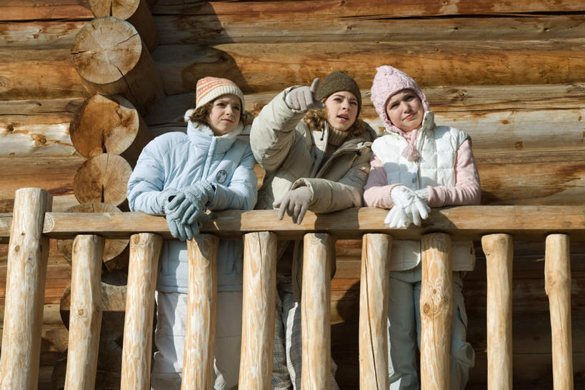 西方人,儿童,三个人,伙伴,朋友,栏杆,站,笑,微笑,露齿笑,横图,室外,白天,正面,友谊,纯洁,帽子,欧洲,欧洲人,一排,撑,指,阴影,整齐,光线,影子,墙,围栏,注视,方向,护栏,墙壁,墙面,排列,三个,小孩,衣服,阳光,手套,看,手势,站着,可爱,童年,童趣,羽绒服,撑着,指向,队列,童真,烂漫,无邪,天真,友情,女孩,女人,女性,白种人,站立,半身,彩图,女生