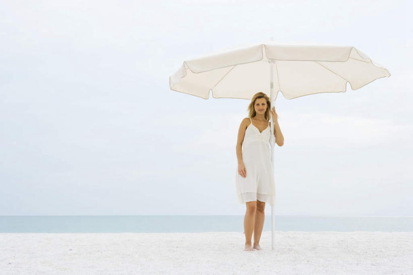 西方人,一个人,站,笑,微笑,横图,室外,白天,正面,裙子,海浪,海洋,沙滩,欧洲,欧洲人,仅一个年轻女性,仅一个女性,仅一个人,撑,阴影,连衣裙,光线,伞,沙子,影子,雨伞,遮阳伞,海岸,浪花,沙地,拿,拿着,注视,阳伞,蓝色,白色,蓝天,天空,阳光,海水,天,看,站着,半身裙,吊带裙,撑着,海景,年轻女性,女人,女性,白种人,大海,风浪,海,海水的波动,海滩,近岸浪,涌浪,站立,彩图,全身