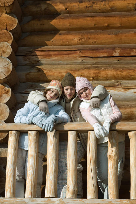 西方人,儿童,三个人,伙伴,朋友,栏杆,站,抱,笑,微笑,露齿笑,竖图,室外,白天,正面,友谊,纯洁,帽子,欧洲,欧洲人,一排,阴影,整齐,光线,影子,墙,围栏,注视,护栏,墙壁,墙面,排列,三个,小孩,衣服,阳光,手套,看,倚靠,站着,可爱,童年,童趣,抱着,羽绒服,搂着,队列,童真,烂漫,无邪,天真,友情,女孩,女人,女性,白种人,搂,站立,彩图,全身,女生