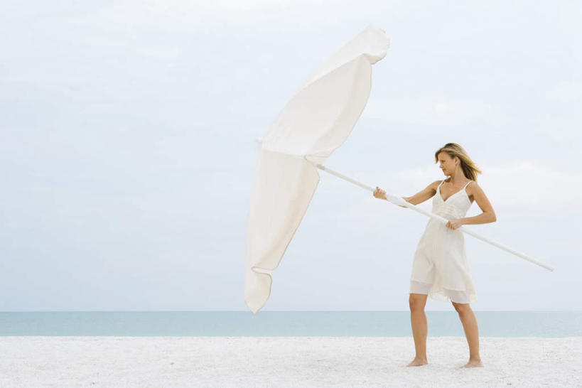 西方人,一个人,站,举,笑,微笑,横图,室外,白天,侧面,海浪,海洋,沙滩,欧洲,欧洲人,仅一个年轻女性,仅一个女性,仅一个人,撑,阴影,光线,伞,沙子,影子,雨伞,遮阳伞,海岸,浪花,沙地,拿,拿着,注视,阳伞,蓝色,白色,蓝天,天空,阳光,海水,天,看,托,站着,撑着,海景,年轻女性,女人,女性,白种人,大海,风浪,海,海水的波动,海滩,近岸浪,涌浪,举起,举手,举着,向上举,向上伸,向上托,站立,彩图,全身