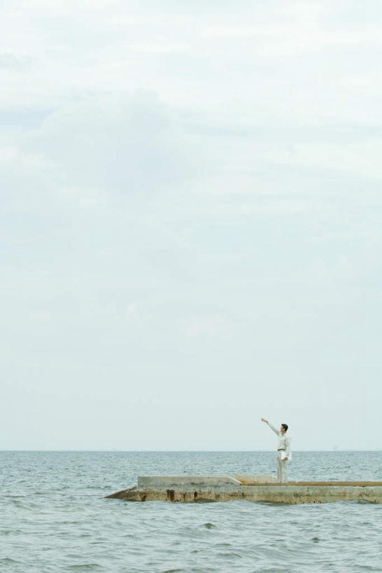 西方人,一个人,站,竖图,室外,白天,侧面,电脑,笔记本电脑,海浪,海洋,欧洲,欧洲人,仅一个男性,仅一个人,握,网络,浪花,云,云朵,拿,云彩,拿着,注视,通讯设备,仅一个年轻男性,蓝色,白云,蓝天,天空,海水,天,看,站着,伸手,握着,一台,无线,关注,通信设备,无线网络,海景,无线上网,便携式电脑,手提电脑,男人,男性,年轻男性,白种人,大海,风浪,海,海水的波动,近岸浪,涌浪,抬头,仰头,站立,彩图,全身