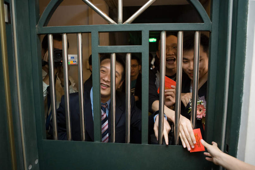 东方人,新郎,伙伴,朋友,站,笑,微笑,露齿笑,横图,室内,白天,正面,衬衫,婚礼,快乐,友谊,门,相机,亚洲,握,庆祝,墙,领带,许多人,结婚,拿,拿着,注视,黄种人,墙壁,墙面,两个,拍照,数码相机,门框,看,站着,张嘴,一群人,喜庆,伸手,握着,摄影,红包,纪念,张大嘴巴,友情,男人,男性,年轻男性,年轻女性,女人,女性,亚洲人,照相机,张开嘴,站立,半身,彩图,衬衣,高兴,照相