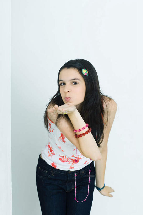 西方人,儿童,头发,一个人,站,举,笑,微笑,竖图,俯视,室内,特写,白天,白色背景,纯洁,欧洲,欧洲人,仅一个女性,仅一个人,挂饰,头饰,休闲装,装饰品,小孩,首饰,吹,托,站着,仅一个小孩,休闲,休闲服,可爱,童年,童趣,抬手,摄影,影棚,童真,烂漫,无邪,天真,女孩,女人,女性,白种人,孩子,举起,举手,举着,向上举,向上伸,向上托,站立,半身,彩图,高角度拍摄,影棚拍摄,拍摄,女生