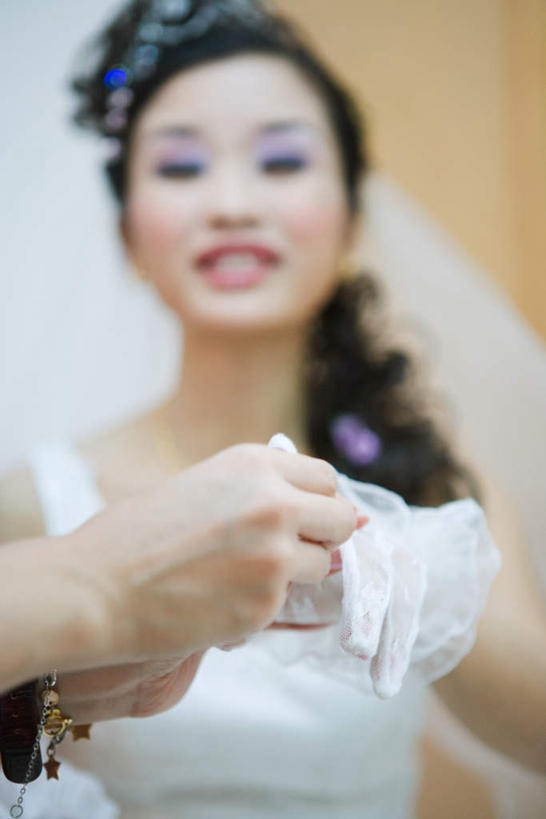 东方人,两个人,夫妻,新娘,新郎,伙伴,朋友,站,握手,笑,微笑,露齿笑,竖图,室内,特写,白天,正面,婚纱,爱情,婚礼,快乐,友谊,亚洲,戴,握,朦胧,模糊,庆祝,墙,一枚,结婚,浪漫,拿,拿着,注视,黄种人,墙壁,墙面,戒指,低头,看,站着,喜庆,恩爱,握着,恋人,纪念,友情,男人,男性,年轻男性,年轻女性,女人,女性,亚洲人,情侣,拉手,手拉手,手握手,站立,半身,彩图,婚礼服,礼服,高兴,伴侣