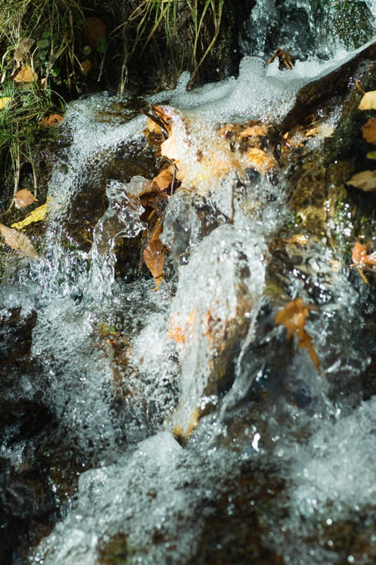 无人,竖图,室外,特写,白天,正面,旅游,度假,石头,美景,水,许多,阴影,飞溅,溅,光线,石子,液体,影子,景观,水滴,落叶,苔藓,娱乐,阳光,自然,享受,休闲,景色,放松,喷洒,自然风光,石块,岩石,彩图