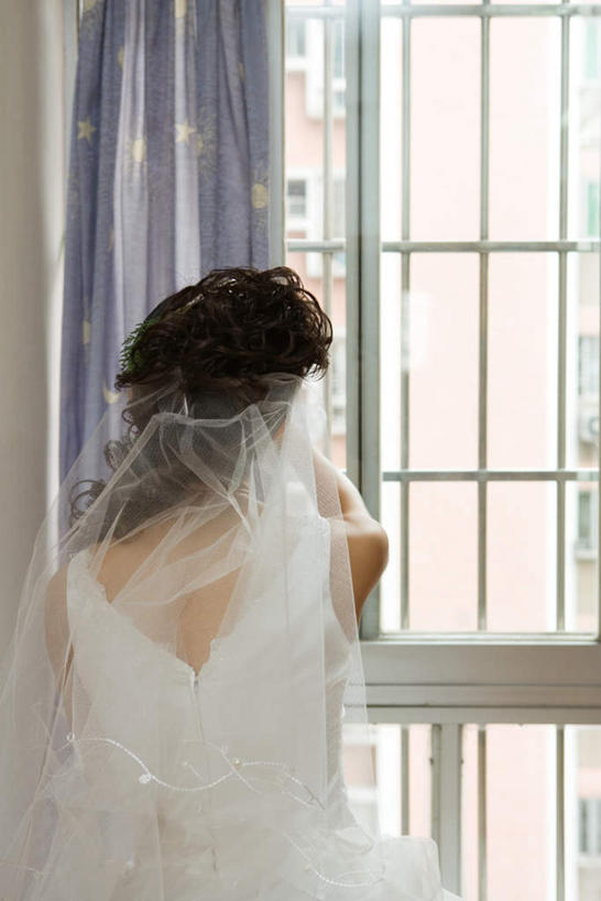 东方人,一个人,新娘,伙伴,朋友,站,拉,摸,竖图,室内,白天,婚纱,婚礼,快乐,友谊,植物,窗户,窗帘,卧室,亚洲,仅一个年轻女性,仅一个女性,仅一个人,庆祝,结婚,黄种人,玻璃窗,树,树木,背面,绿色,自然,站着,喜庆,抬手,生长,成长,纪念,友情,年轻女性,女人,女性,亚洲人,触摸,接触,站立,半身,彩图,婚礼服,礼服,高兴,睡房,卧房