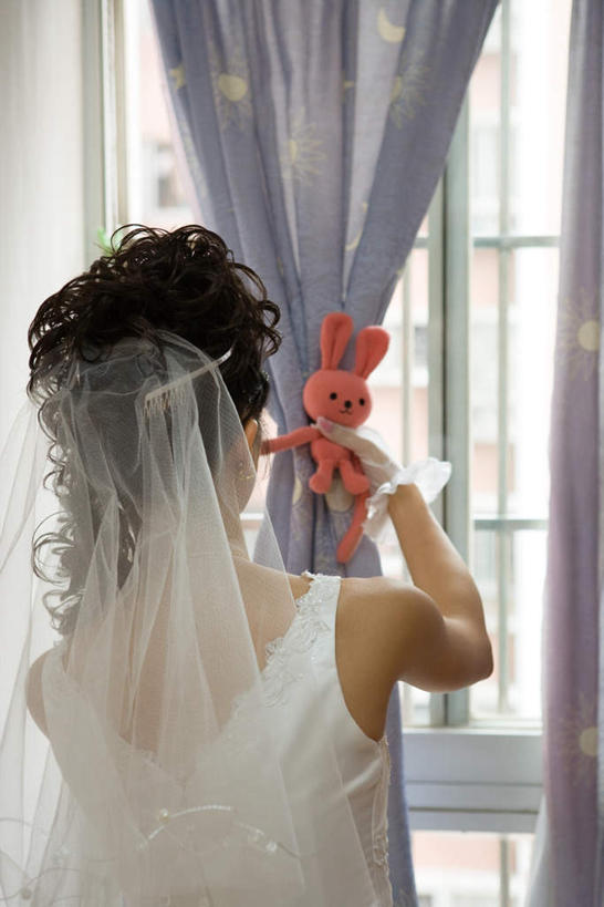 东方人,一个人,新娘,站,拉,摸,竖图,室内,白天,婚纱,婚礼,快乐,窗户,窗帘,亚洲,仅一个年轻女性,仅一个女性,仅一个人,握,庆祝,结婚,拿,拿着,黄种人,玻璃窗,一个,背面,红色,站着,喜庆,抬手,握着,毛绒玩具,单个,纪念,年轻女性,女人,女性,亚洲人,触摸,接触,站立,半身,彩图,婚礼服,礼服,高兴